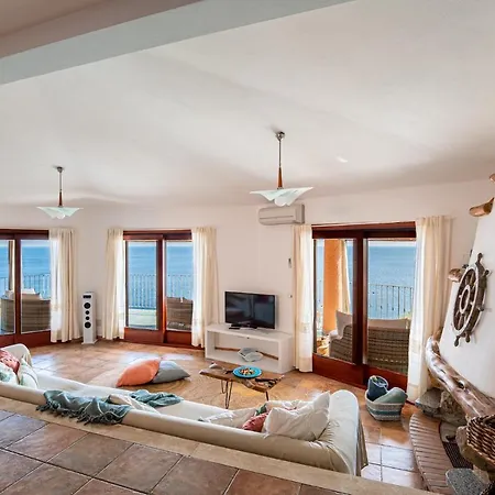 Villa Villa Patty With Infinity Pool In Front Of The Sea, Parking And Wifi