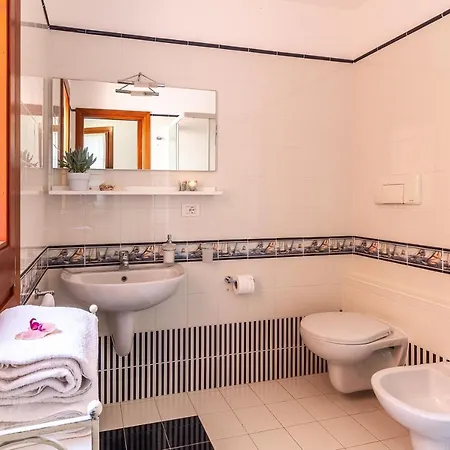 Villa Patty With Infinity Pool In Front Of The Sea, Parking And Wifi