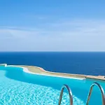 Patty With Infinity Pool In Front Of The Sea, Parking And Wifi Villa