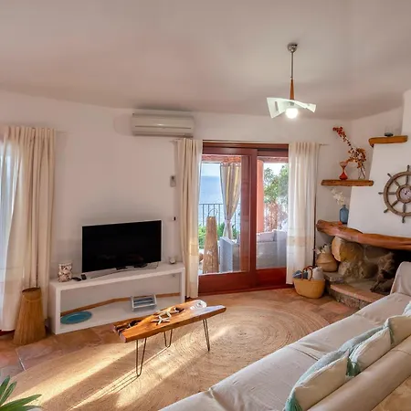 Patty With Infinity Pool In Front Of The Sea, Parking And Wifi