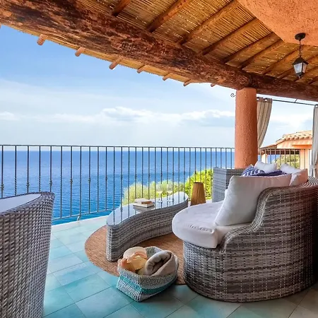 Patty With Infinity Pool In Front Of The Sea, Parking And Wifi *