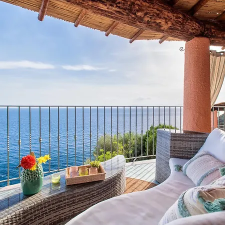 Patty With Infinity Pool In Front Of The Sea, Parking And Wifi Villa