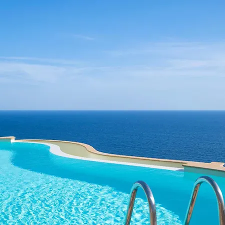 Patty With Infinity Pool In Front Of The Sea, Parking And Wifi Villa