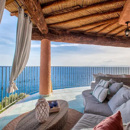 Patty With Infinity Pool In Front Of The Sea, Parking And Wifi