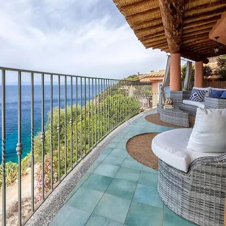 Patty With Infinity Pool In Front Of The Sea, Parking And Wifi Villa