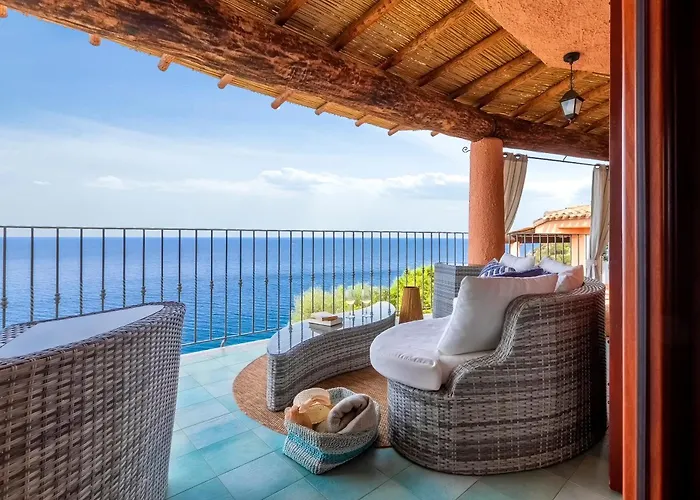 Patty With Infinity Pool In Front Of The Sea, Parking And Wifi *